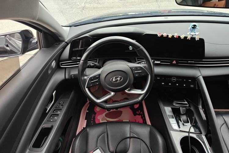 Used Hyundai Elantra 2021 1.5L CVT LUX Prestige Edition Steering Wheel
