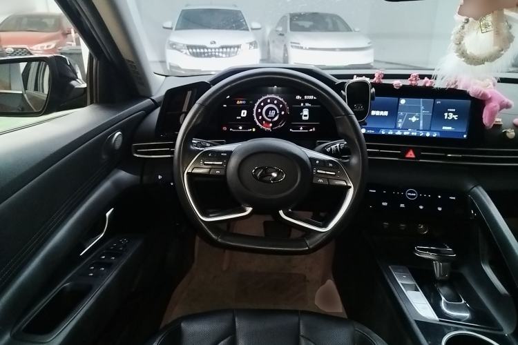 Used Hyundai Elantra 2021 1.5L CVT LUX Prestige Edition Steering Wheel