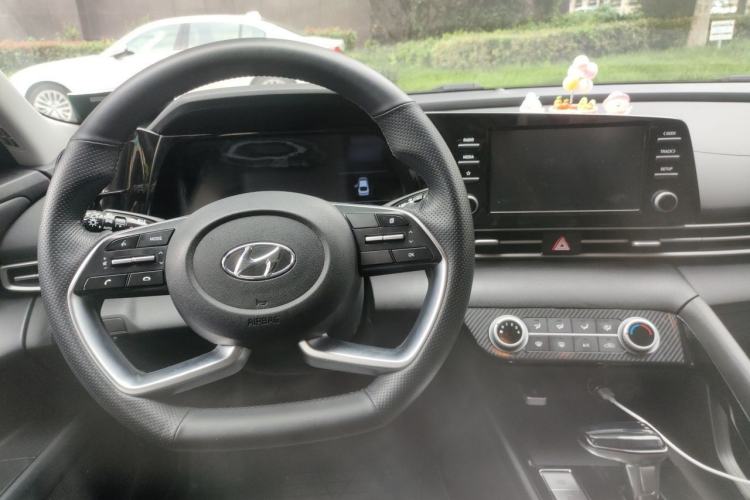 Used Hyundai Elantra 2021 1.5L CVT GLX Elite Edition Center Console