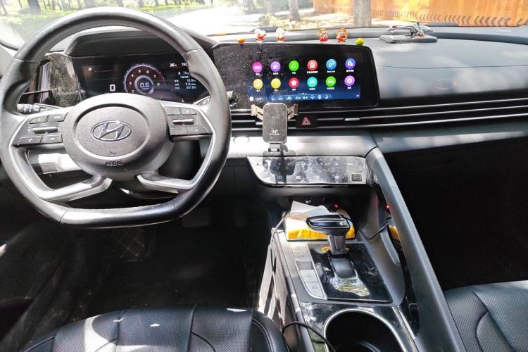 Used Hyundai Elantra 2021 1.5L CVT GLX Elite Edition Center Console