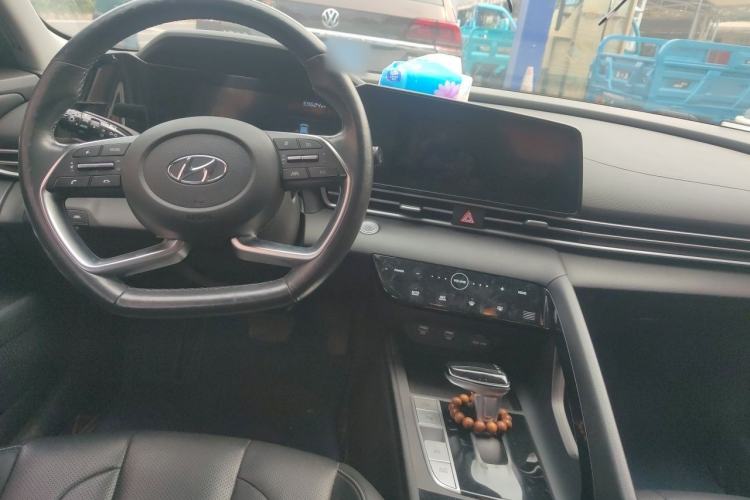 Used Hyundai Elantra 2021 1.5L CVT GLX Elite Edition Center Console