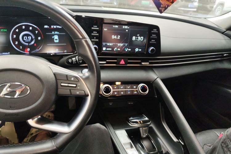 Used Hyundai Elantra 2021 1.5L CVT GLX Elite Edition Center Console