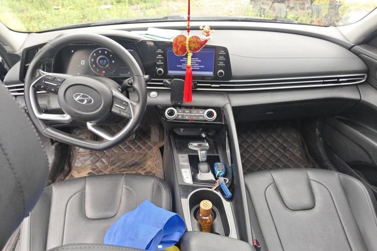 Used Hyundai Elantra 2021 1.5L CVT GLX Elite Edition Center Console