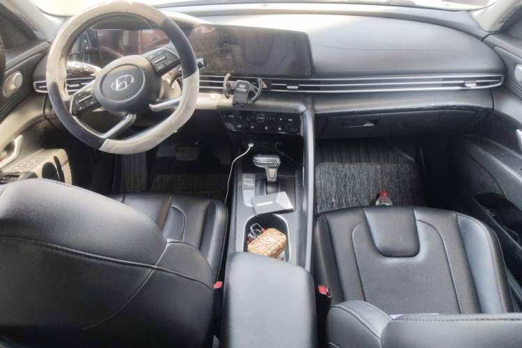 Used Hyundai Elantra 2021 1.5L CVT LUX Prestige Edition Center Console