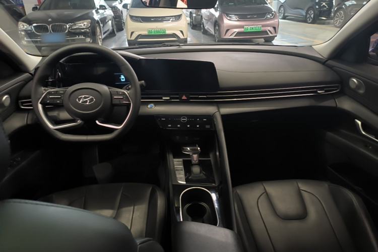 Used Hyundai Elantra 2021 1.5L CVT GLX Elite Edition Center Console