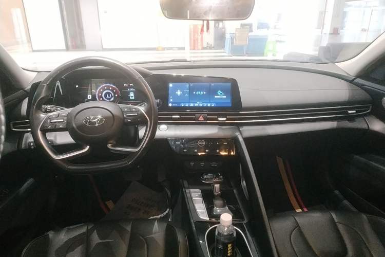 Used Hyundai Elantra 2021 1.5L CVT LUX Prestige Edition Center Console
