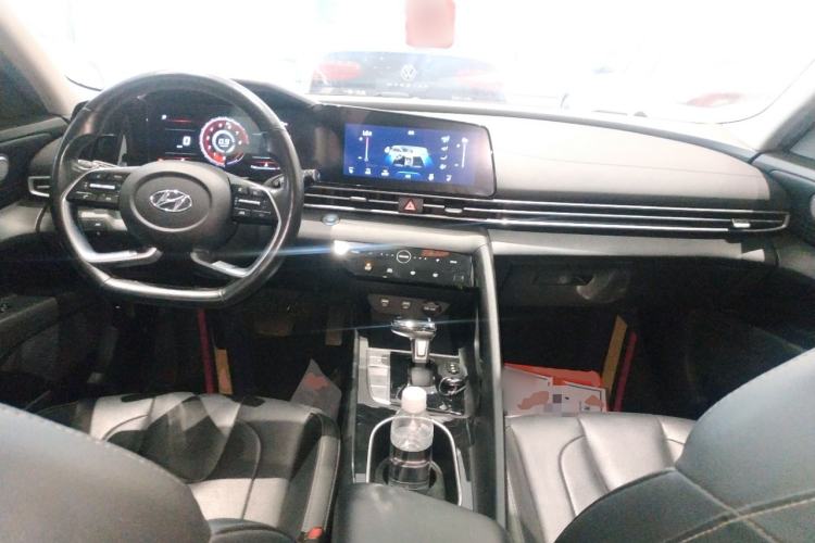 Used Hyundai Elantra 2021 1.5L CVT LUX Prestige Edition Center Console