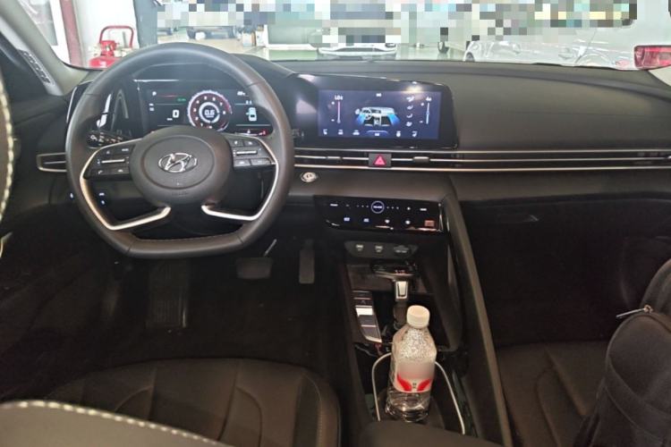 Used Hyundai Elantra 2021 1.5L CVT LUX Prestige Edition Center Console