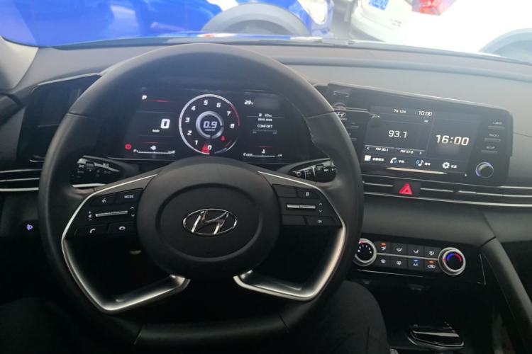 Used Hyundai Elantra 2021 1.5L CVT GLX Elite Edition Center Console