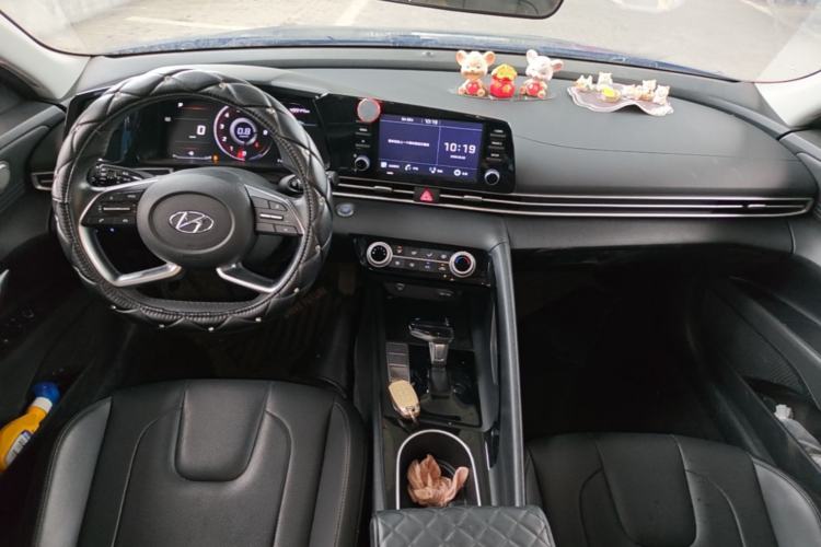 Used Hyundai Elantra 2021 1.5L CVT GLX Elite Edition Center Console