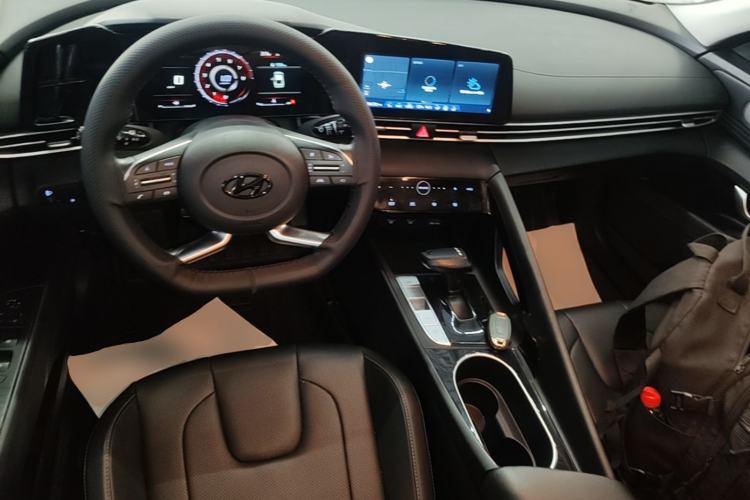 Used Hyundai Elantra 2021 1.5L CVT LUX Prestige Edition Center Console