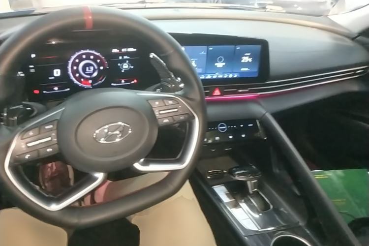 Used Hyundai Elantra 2021 1.5L CVT LUX Prestige Edition Center Console