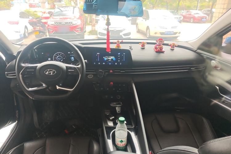 Used Hyundai Elantra 2021 1.5L CVT LUX Prestige Edition Center Console