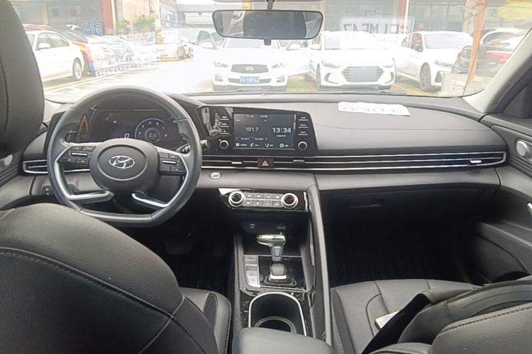 Used Hyundai Elantra 2021 1.5L CVT GLX Elite Edition Center Console