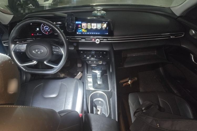 Used Hyundai Elantra 2021 1.5L CVT LUX Prestige Edition Center Console