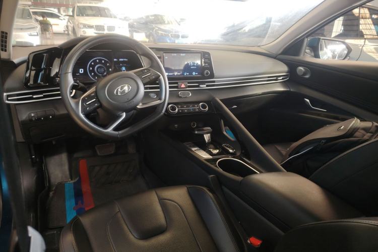 Used Hyundai Elantra 2021 1.5L CVT GLX Elite Edition Center Console