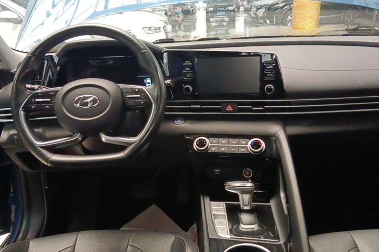 Used Hyundai Elantra 2021 1.5L CVT GLX Elite Edition Center Console