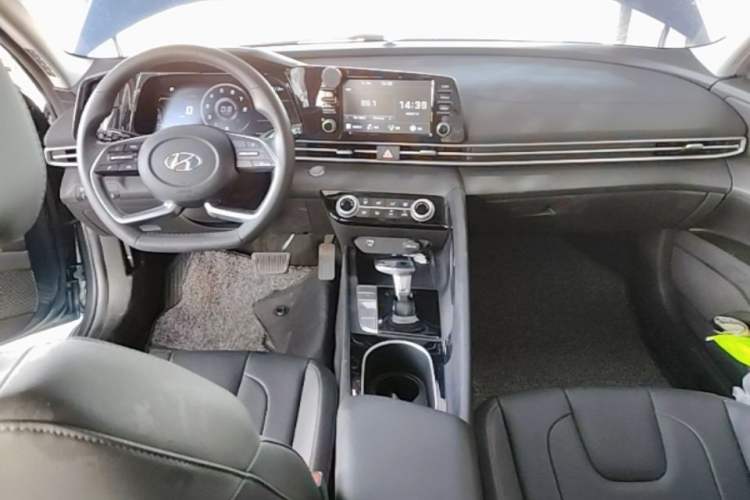 Used Hyundai Elantra 2021 1.5L CVT GLX Elite Edition Center Console