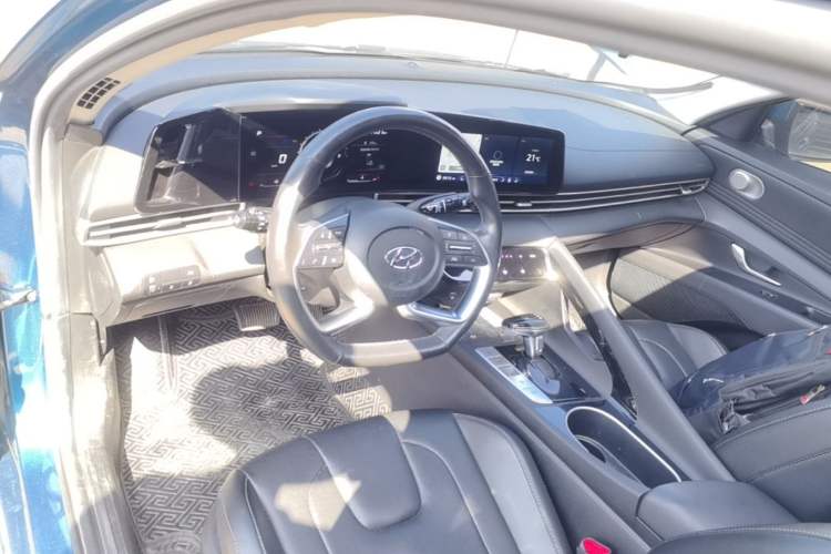 Used Hyundai Elantra 2021 1.5L CVT LUX Prestige Edition Center Console