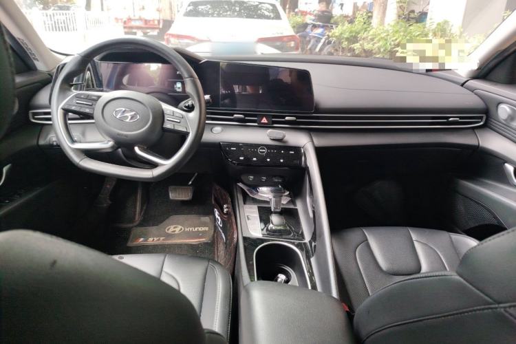 Used Hyundai Elantra 2021 1.5L CVT LUX Prestige Edition Center Console