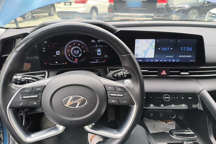 Used Hyundai Elantra 2021 1.5L CVT LUX Prestige Edition Center Console