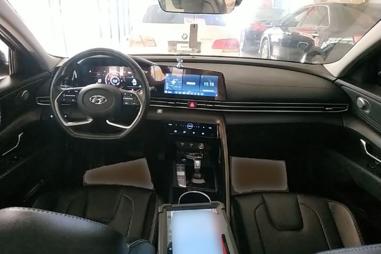 Used Hyundai Elantra 2021 1.5L CVT LUX Prestige Edition Center Console