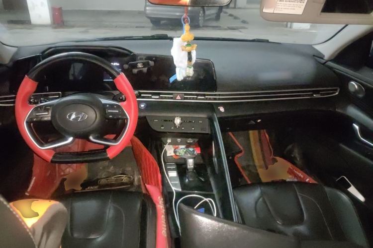 Used Hyundai Elantra 2021 1.5L CVT LUX Prestige Edition Center Console