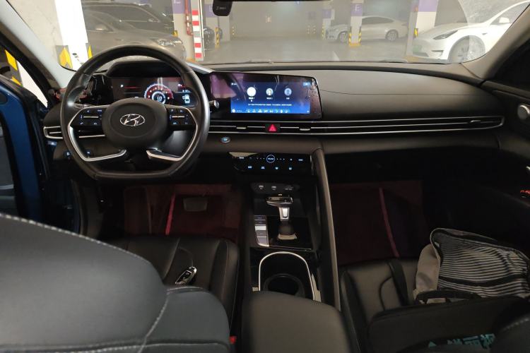 Used Hyundai Elantra 2021 1.5L CVT LUX Prestige Edition Center Console