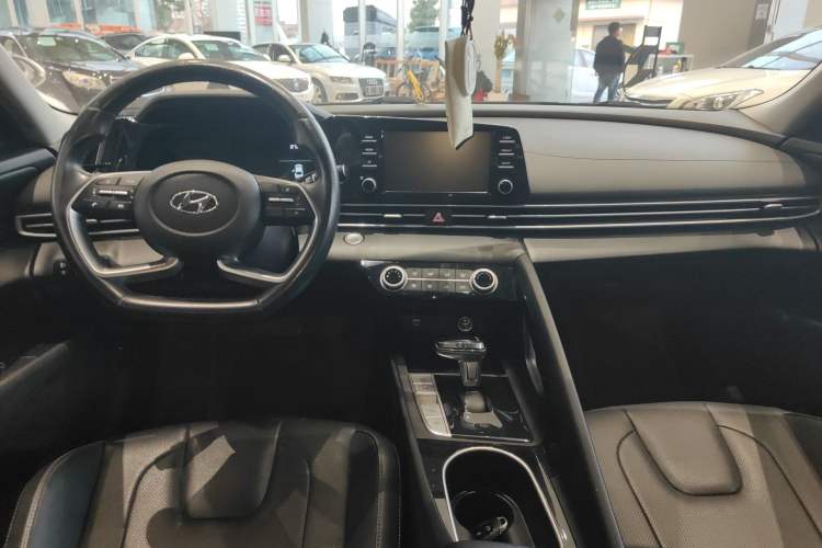 Used Hyundai Elantra 2021 1.5L CVT GLX Elite Edition Center Console
