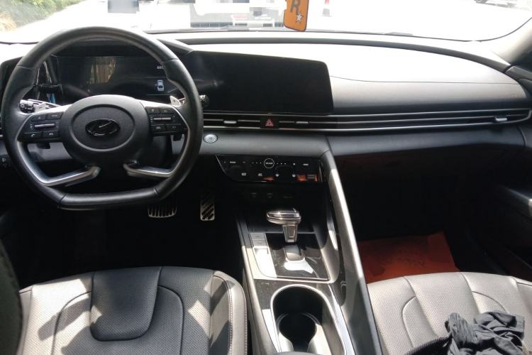 Used Hyundai Elantra 2021 1.5L CVT LUX Prestige Edition Center Console