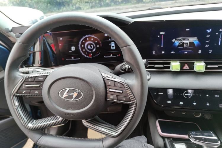 Used Hyundai Elantra 2021 1.5L CVT LUX Prestige Edition Center Console
