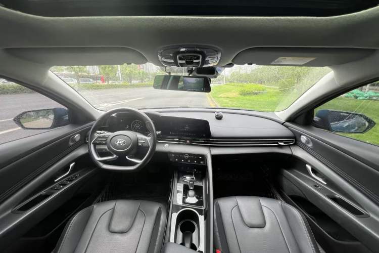 Used Hyundai Elantra 2021 1.5L CVT LUX Prestige Edition Center Console