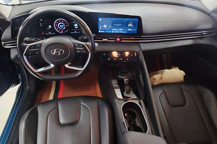 Used Hyundai Elantra 2021 1.5L CVT LUX Prestige Edition Center Console