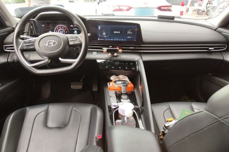 Used Hyundai Elantra 2021 1.5L CVT LUX Prestige Edition Center Console
