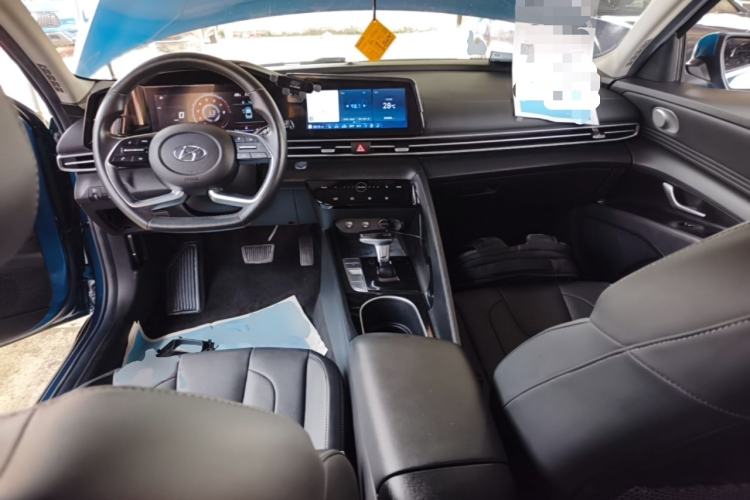Used Hyundai Elantra 2021 1.5L CVT LUX Prestige Edition Center Console