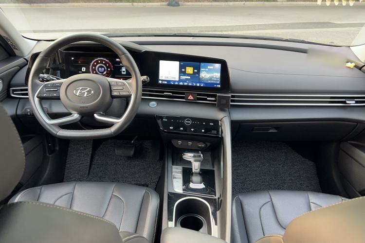 Used Hyundai Elantra 2021 1.5L CVT LUX Prestige Edition Center Console