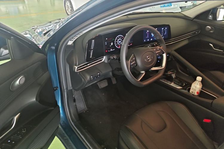 Used Hyundai Elantra 2021 1.5L CVT LUX Prestige Edition Driver Seat