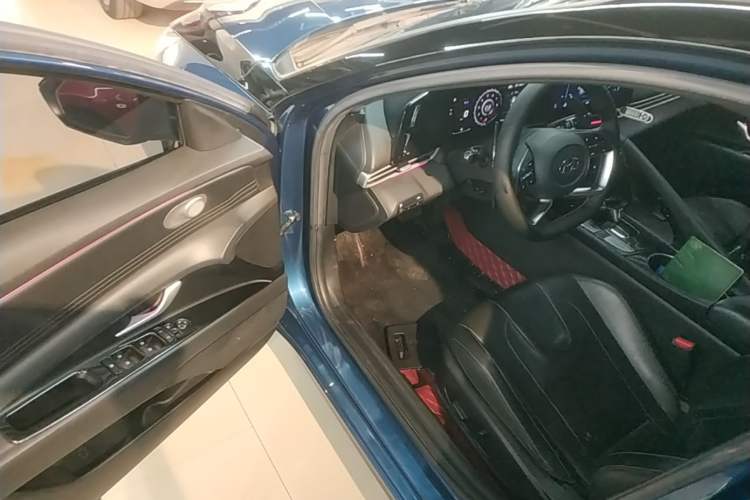 Used Hyundai Elantra 2021 1.5L CVT LUX Prestige Edition Driver Seat