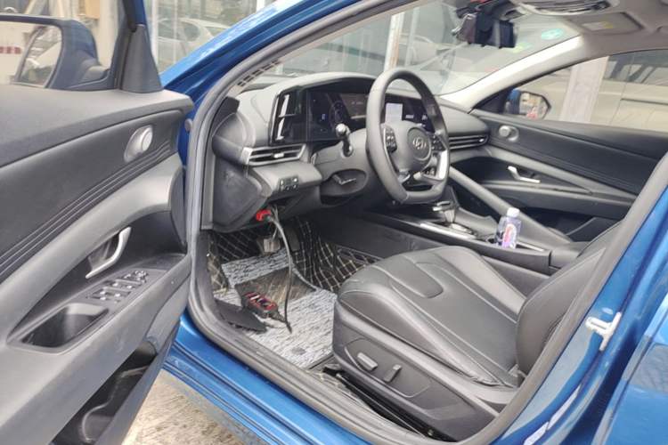 Used Hyundai Elantra 2021 1.5L CVT LUX Prestige Edition Driver Seat