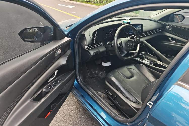 Used Hyundai Elantra 2021 1.5L CVT LUX Prestige Edition Driver Seat