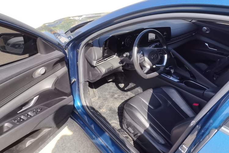 Used Hyundai Elantra 2021 1.5L CVT LUX Prestige Edition Driver Seat