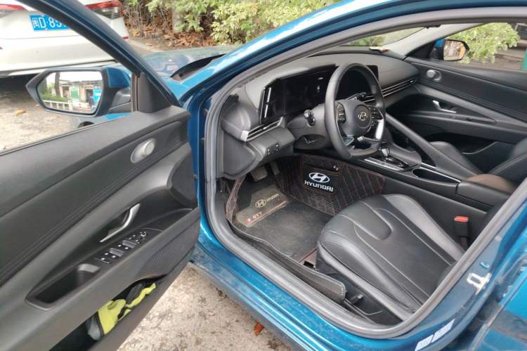 Used Hyundai Elantra 2021 1.5L CVT LUX Prestige Edition Driver Seat