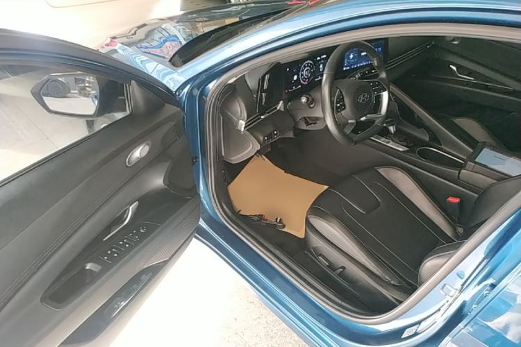 Used Hyundai Elantra 2021 1.5L CVT LUX Prestige Edition Driver Seat