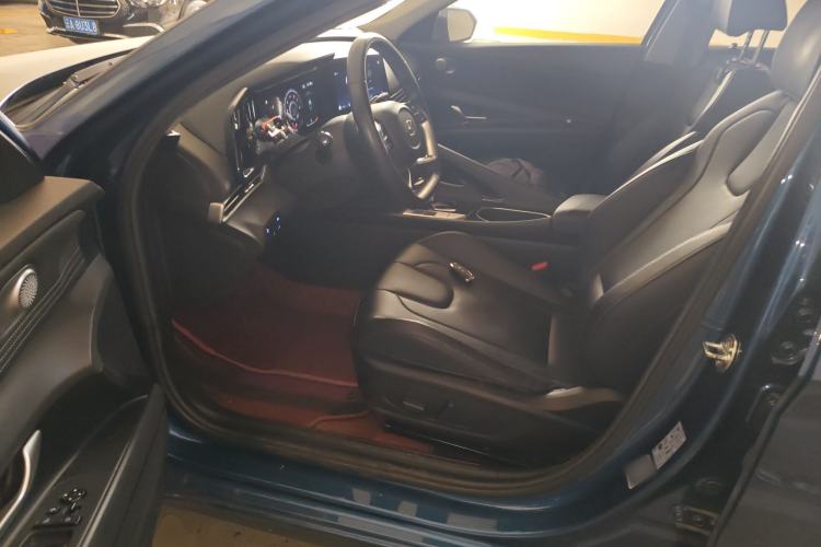 Used Hyundai Elantra 2021 1.5L CVT LUX Prestige Edition Driver Seat
