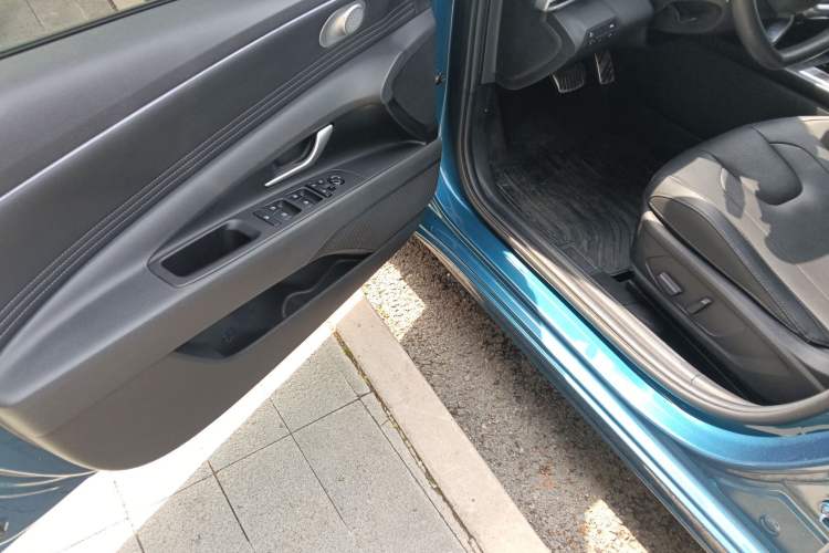 Used Hyundai Elantra 2021 1.5L CVT LUX Prestige Edition Driver Seat