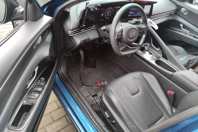 Used Hyundai Elantra 2021 1.5L CVT LUX Prestige Edition Driver Seat