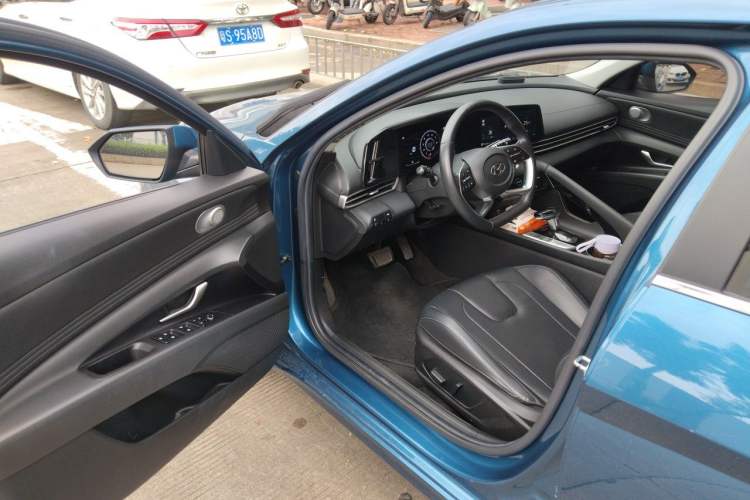 Used Hyundai Elantra 2021 1.5L CVT LUX Prestige Edition Driver Seat