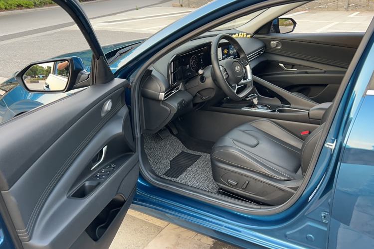 Used Hyundai Elantra 2021 1.5L CVT LUX Prestige Edition Driver Seat