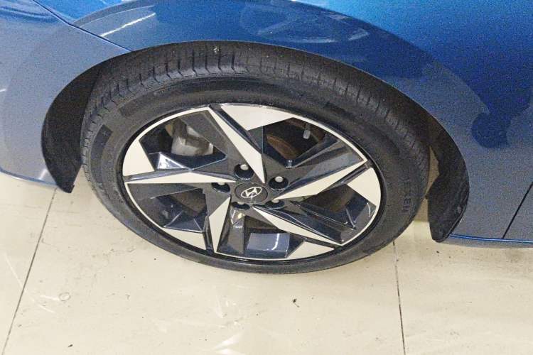Used Hyundai Elantra 2021 1.5L CVT LUX Prestige Edition Exterior 4