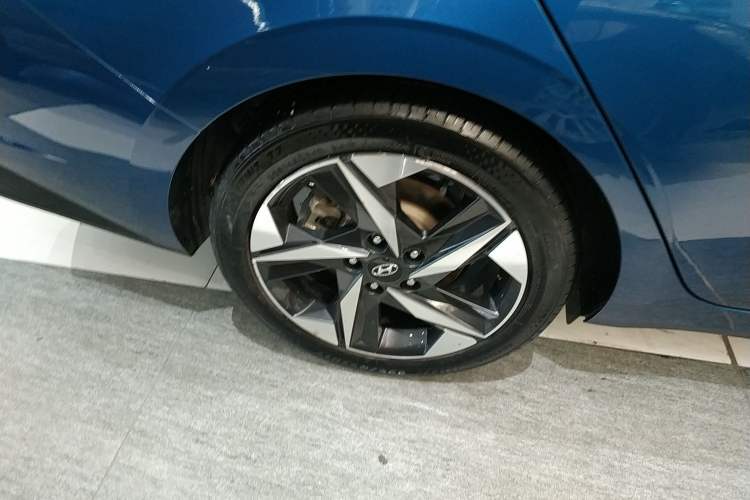 Used Hyundai Elantra 2021 1.5L CVT LUX Prestige Edition Exterior 5